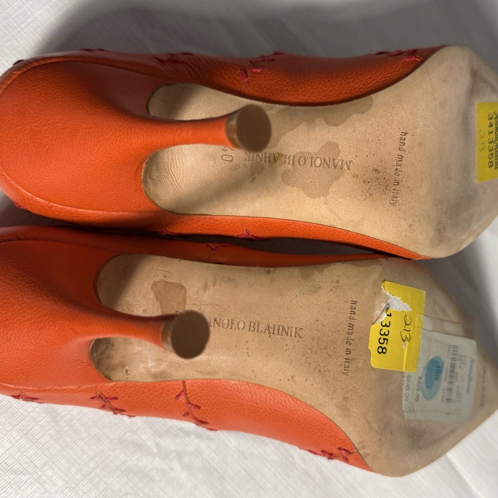 Manolo Blahnik Orange Scalloped Pointed-Toe Leather Pumps - Picture 5 of 11